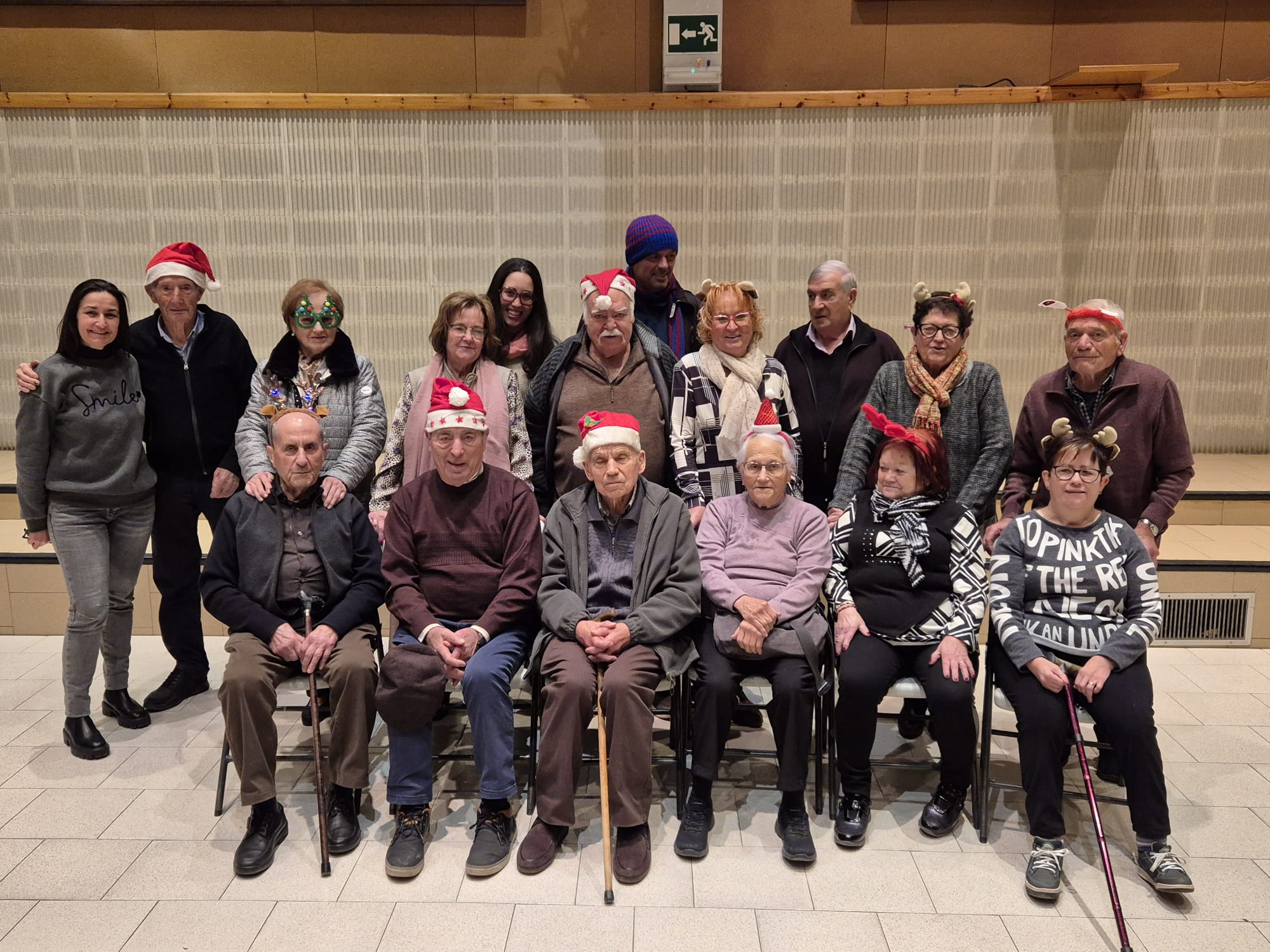 Fotografia amb els participants del berenar-sopar de Nadal del Casal de la Gent Gran l'any 2024